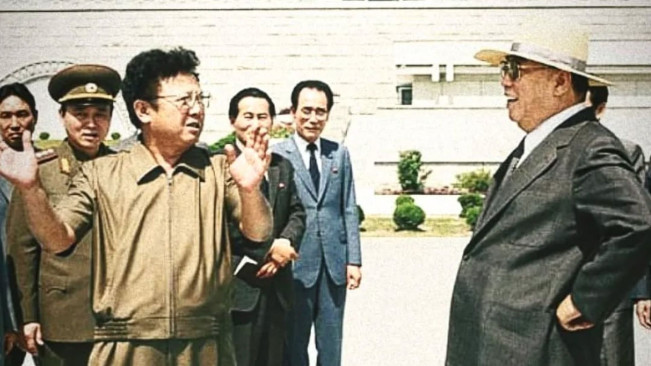 Kim Jong Il (kiri) bersama ayahnya, Kim Il Sung (Instagram)
